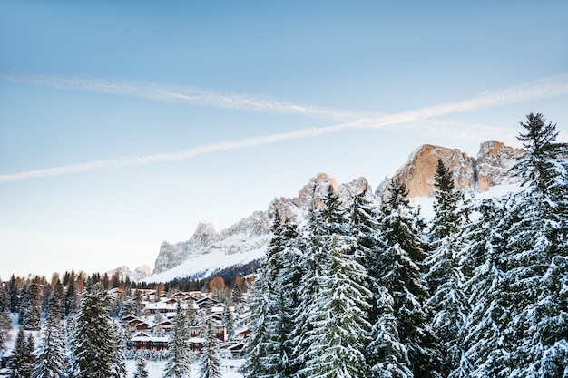 Alpes Dolomites couvertes de neige au lever du soleil, Carezza, Italie. Beau paysage d'hiver