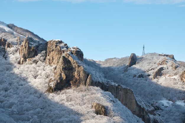 Alpes de Dombay pentes enneigées la première neige dans les montagnes soleil et beau temps saison de ski d'hiver