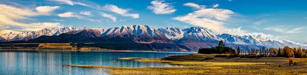 Alpes du sud couvertes de neige de l'autre côté du lac Pukaki