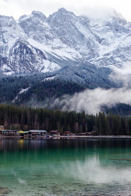 Alpes enneigées et Clear Lake