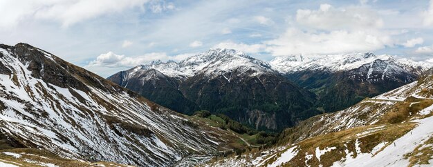 Alpes enneigées dans le paysage autrichien