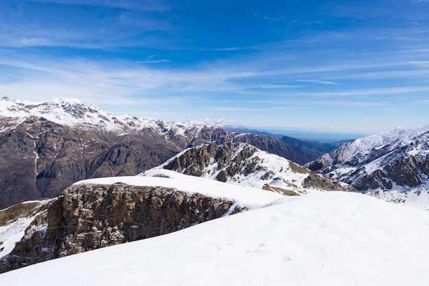 Les Alpes en hiver, journée ensoleillée sur la station de ski