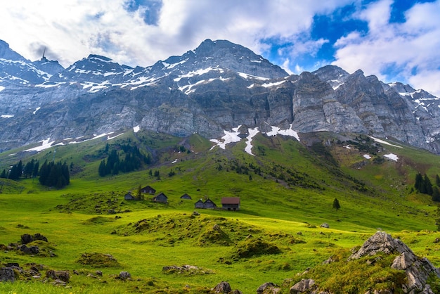 Photo alpes montagnes et champs schoenengrund hinterland appenzell