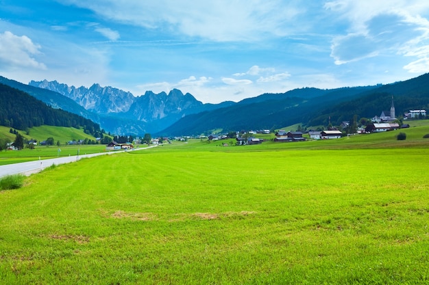 Alpes montagnes vue d'été tranquille, Autriche, périphérie du village de Gosau