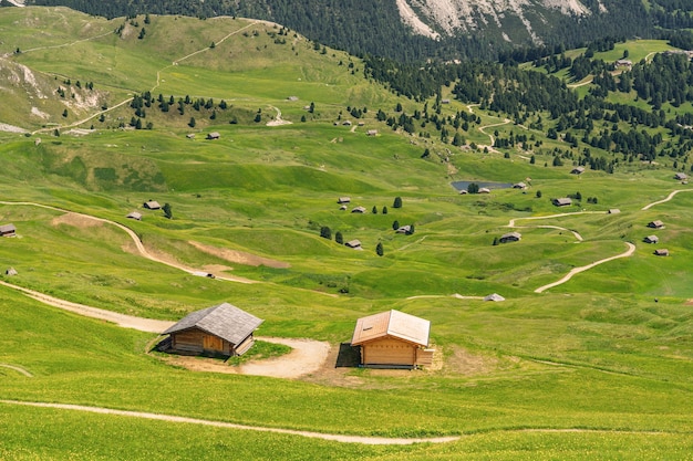 Alpes pittoresques avec maison en bois sur la colline