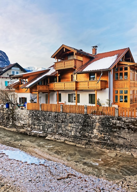 Alpes, rivière Partnach et chalet en bois de style bavarois à Garmisch-Partenkirchen, Allemagne.