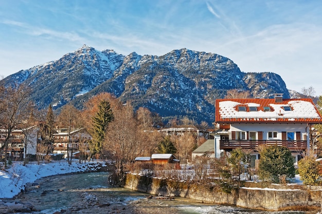 Alpes, rivière Partnach et chalets en bois de style bavarois de Garmisch-Partenkirchen, Allemagne.