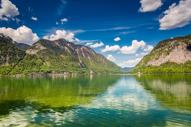 Alpes se reflétant dans le miroir du lac Autriche Europe