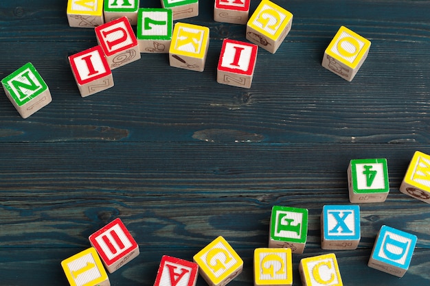 Alphabet blocs ABC sur une table en bois.