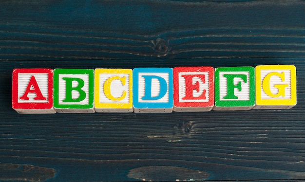 Alphabet blocs ABC sur une table en bois.