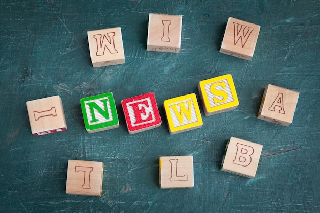 Alphabet blocs ABC sur une table en bois.