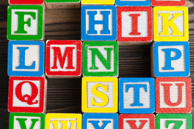 Photo alphabet blocs abc sur une table en bois.