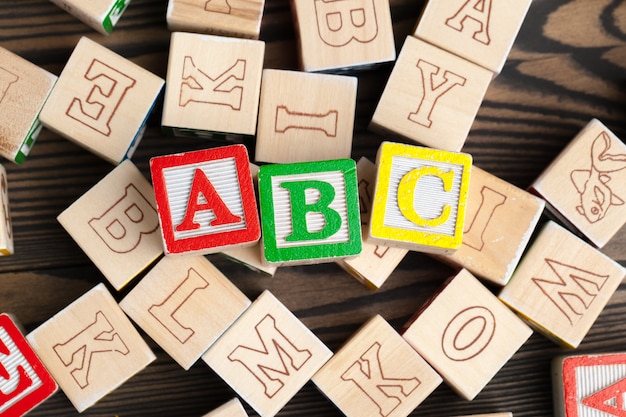 Alphabet bloque ABC sur table en bois