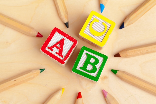 Alphabet bloque ABC sur table en bois