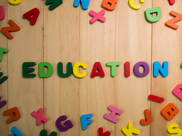 Photo l'alphabet en bois multi couleur sur table pour l'éducation ou le concept d'enfant