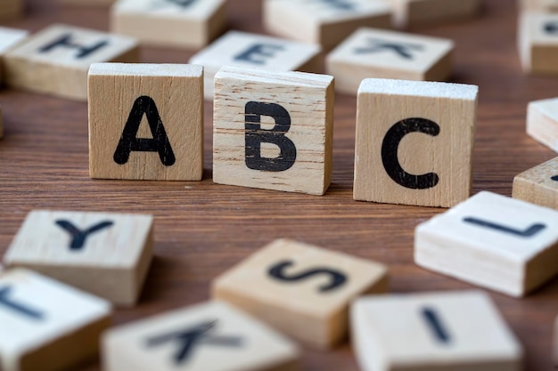 Alphabet en bois sur la table en bois