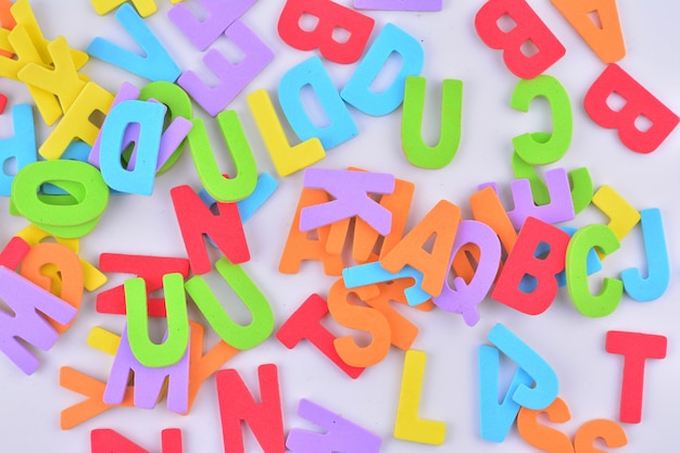 Alphabet coloré isolé sur fond blanc