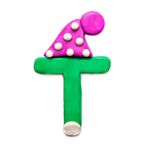 Alphabet lettre T pâte à modeler vert en chapeau violet d'hiver sur fond blanc