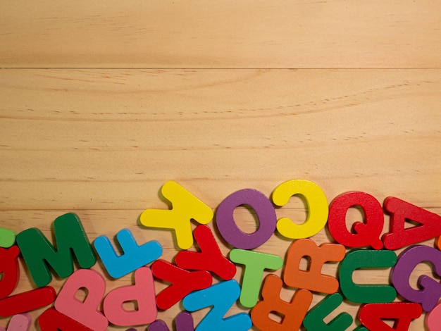 L'alphabet multicolore sur table en bois pour l'éducation ou le concept d'enfant