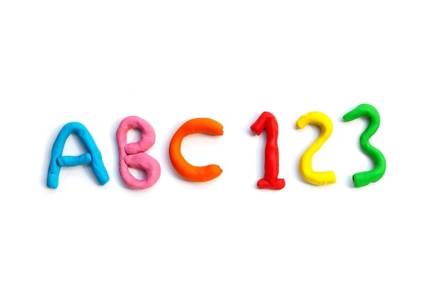 Alphabet avec numéro en pâte à modeler colorée sur blanc.