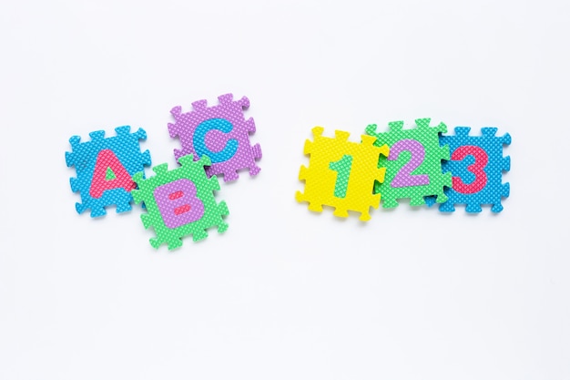 Alphabet avec numéro de puzzle sur blanc.