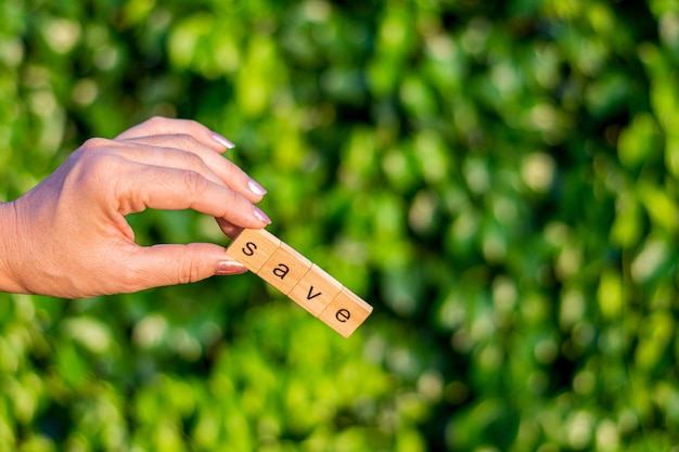 Alphabet "SAVE" dans la main des femmes.