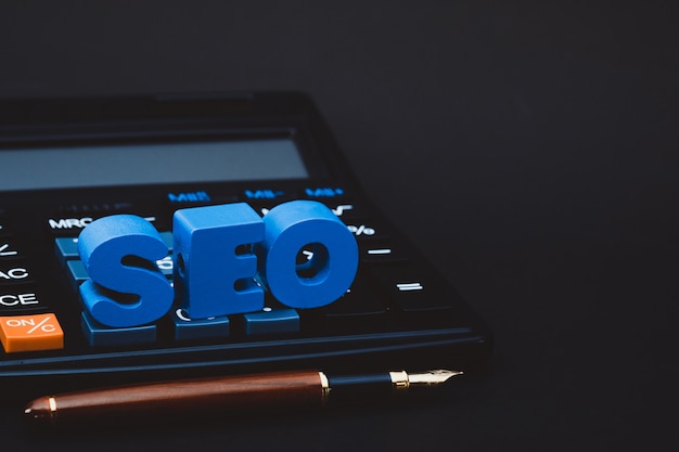 Alphabet texte SEO pour le concept d&#39;optimisation de moteur de recherche