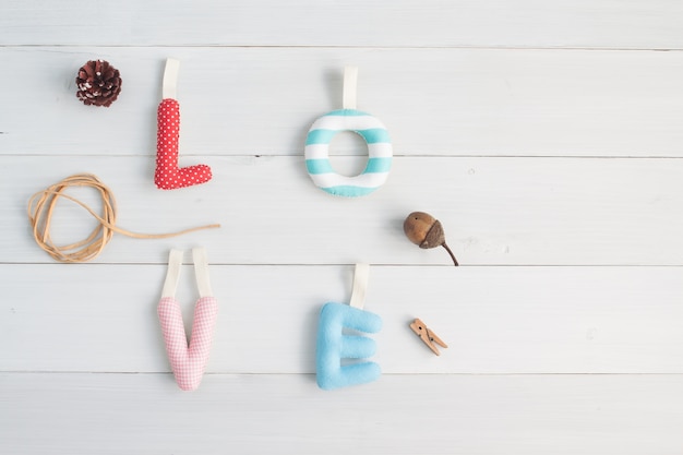 Photo alphabets d'amour sur fond en bois blanc vintage