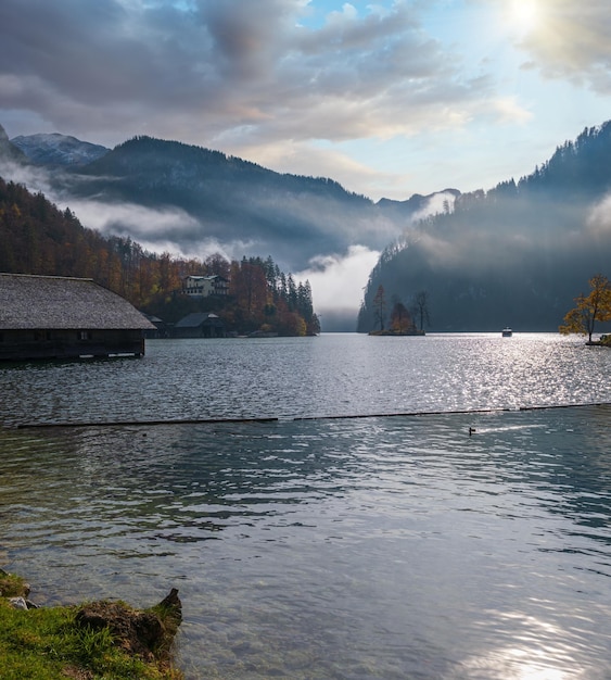 Alpin de montagne matin brumeux d'automne lac Konigssee Schonau am Konigssee parc national de Berchtesgaden Bavière Allemagne