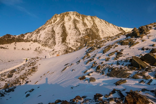 L'alpinisme en ordre croissant au MontBlanc via le glacier de Tête Rousse et le Grand Couloir est un couloir sur l'Aiguille du Gouter Alpes françaises ChamonixMontBlanc France