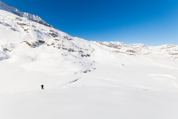 Photo alpinisme vers le sommet de la montagne