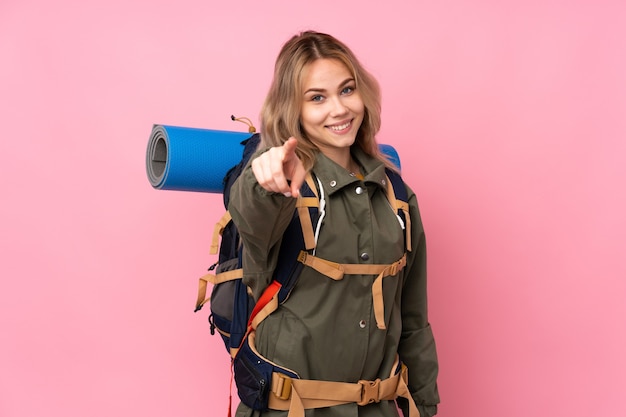 Alpiniste adolescente avec un gros sac à dos