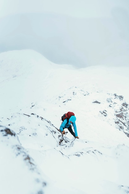 Alpiniste à l'aide d'un piolet pour escalader Forcan Ridge à Glen Shiel, Ecosse