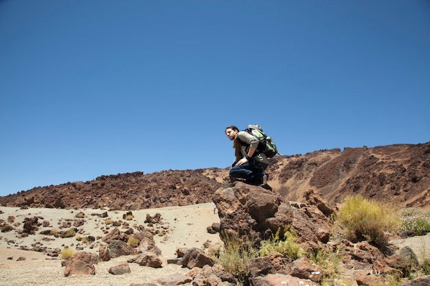 Alpiniste aventureux au sommet d'un rocher à Tenerife
