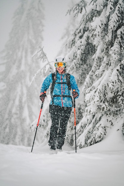 Alpiniste backcountry ski waling deux ski alpiniste dans les montagnes Ski de randonnée dans un paysage alpin avec des arbres enneigés Sports d'hiver aventure