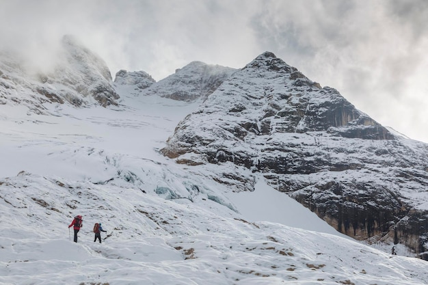 Alpiniste dans les montagnes enneigées