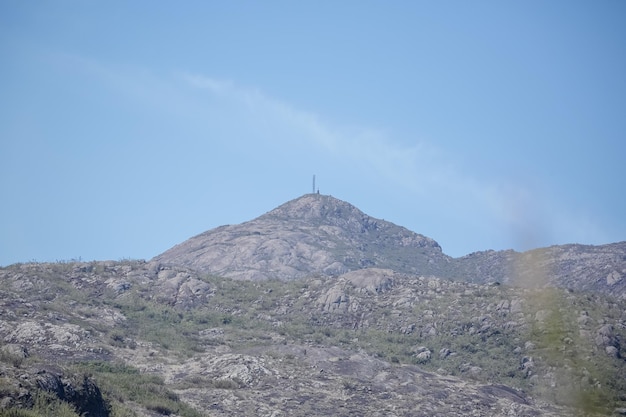 Alpiniste escaladant les plus hauts sommets du brésil dans les montagnes avec de nombreuses randonnées et randonnées.