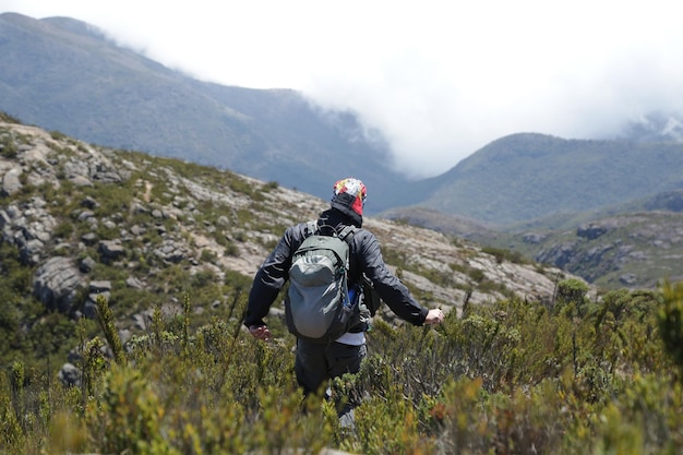 Alpiniste escaladant les plus hauts sommets du brésil dans les montagnes avec de nombreuses randonnées et randonnées.