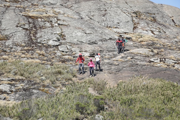 Alpiniste escaladant les plus hauts sommets du brésil dans les montagnes avec de nombreuses randonnées et randonnées.