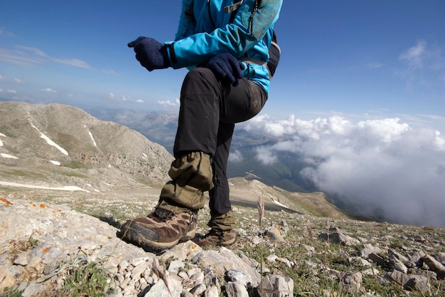 Alpiniste en manteau bleu