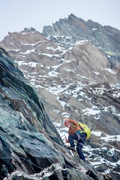 Alpiniste masculin escalade montagne en Autriche