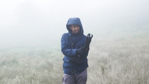 alpiniste masculin mettant ses gants