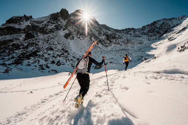 Alpiniste randonnée à ski dans l'arrière-pays ski alpiniste dans les montagnes Ski de randonnée dans un paysage alpin avec des arbres enneigés Aventure sport d'hiver Hautes tatras slovaquie paysage