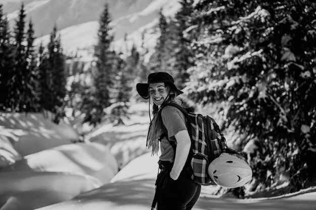 Photo alpiniste randonnée à ski dans l'arrière-pays ski alpiniste dans les montagnes ski de randonnée dans un paysage alpin avec des arbres enneigés sports d'hiver aventure