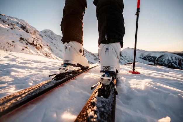 Alpiniste randonnée à ski de randonnée dans les montagnes Ski de randonnée dans un paysage alpin de haute aventure sports extrêmes d'hiver Bottes Détail