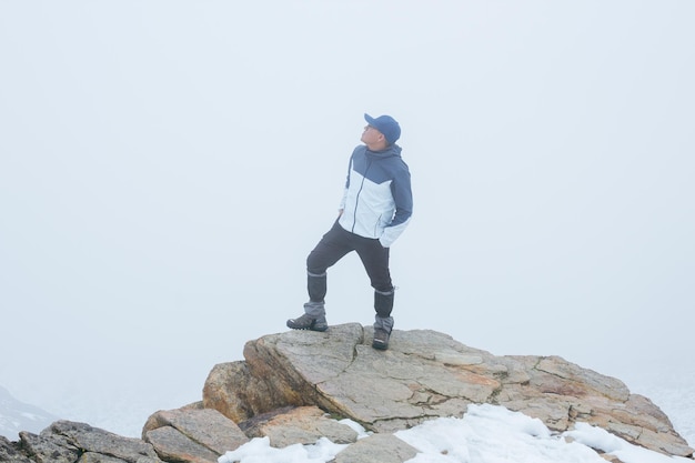 Alpiniste regardant un paysage de montagne enneigé