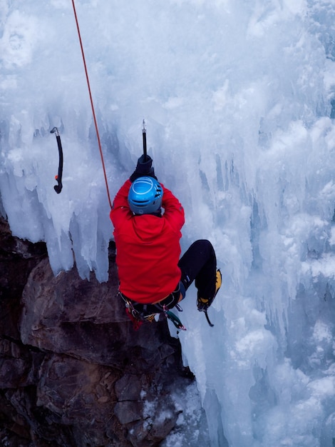 Alpiniste remontant une cascade gelée dans le parc de glace, Ouray.