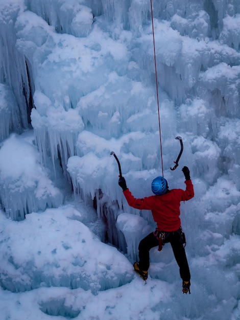 Alpiniste remontant une cascade gelée dans le parc de glace, Ouray.