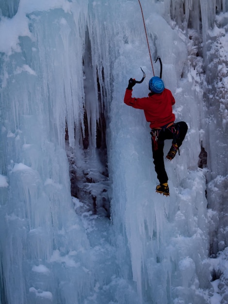 Alpiniste remontant une cascade gelée dans le parc de glace, Ouray.