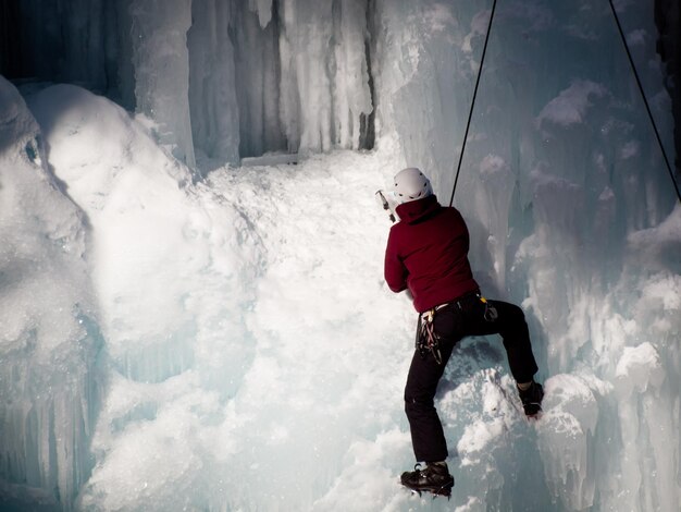 Alpiniste remontant une cascade gelée dans le parc de glace, Ouray.